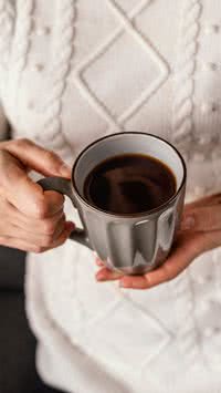 Veja o que acontece quando o café é requentado e aprenda se isso pode afetar o sabor e a saúde