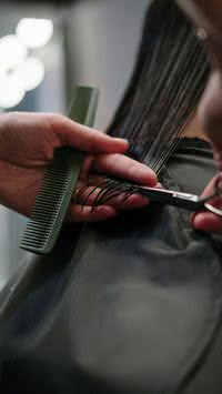 Confira truques fáceis para cortar o cabelo em casa sem errar