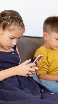Psicologia aponta que crianças que cresceram sem smartphones tendem a desenvolver mais autonomia emocional