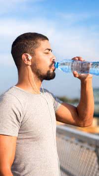 Aprenda qual é a quantidade ideal de água por dia segundo a ciência atual