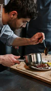 Chef de cozinha aponta sobremesas que você nunca deve pedir nos restaurantes