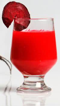 Suco de beterraba tem contraindicação? Veja quem não pode de jeito nenhum tomá-lo