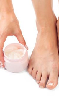 Nutrientes essenciais para pés mais bonitos e longe do ressecamento