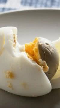 Aprenda por que o ovo cozido pode ficar com mancha cinza esverdeada