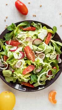 Curte um sabor picante na salada? Ingrediente entrega e faz bem para pele e estômago