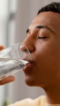 Beber água previne AVC? Saiba o que dizem os especialistas