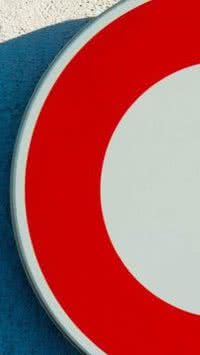 Saiba o que significa nova placa com círculo vermelho e branco no centro