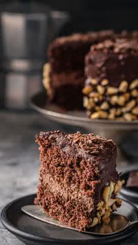 Aprenda a fazer uma deliciosa torta de brigadeiro sem leite, rápido e prático