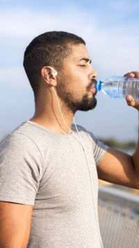 Mito histórico sobre beber água é desmentido pela ciência; entenda