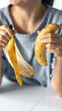 Aprenda como usar casca de banana para fortalecer seus tomates e pimentões