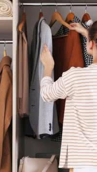 Cheiro de mofo nas roupas? Aprenda agora como acabar com isso com truques simples e caseiros!