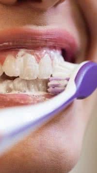 Antes ou depois de comer? Especialistas revelam qual a hora correta para escovar os dentes