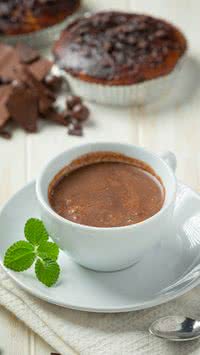 Aprenda a fazer um chocolate quente cremoso que parece de cafeteria famosa