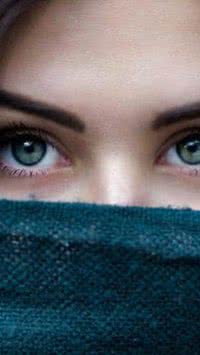 Saiba o que quer dizer quando alguém olha fixamente nos seus olhos