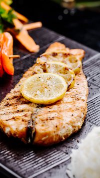 Aprenda qual é o peixe mais indicado para grelhar no carvão sem desmanchar na churrasqueira