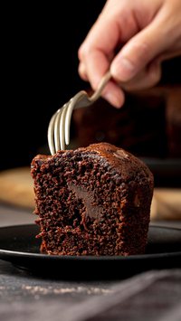 Aprenda a fazer um bolo de chocolate vegano intenso, úmido e irresistivelmente cremoso