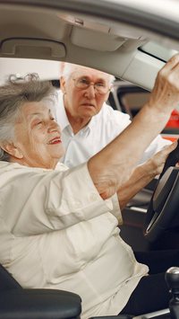 Aprenda o que muda na proposta que prevê carros com imposto zerado para idosos 60+