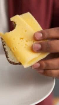 Queijo antes de dormir causa pesadelos? Veja o que a ciência explica