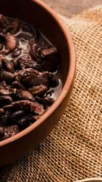 Você já fez isso? Saiba quais alimentos não devem ser cozidos junto com o feijão