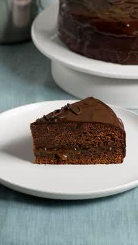 Truque simples mantém seu bolo de chocolate molhadinho por dias