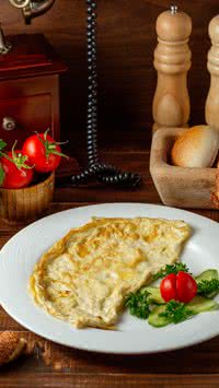 Aprenda o segredo para uma omelete espessa, leve e cheia de sabor