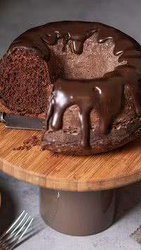 Aprenda a fazer o bolo formigueiro fofinho com calda de chocolate que conquista mais que muito bolo de aniversário