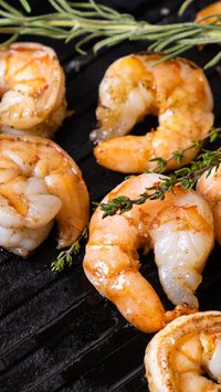 Aprenda como preparar camarões grelhados do jeito indicado por chef e realçar o sabor sem óleo ou limão