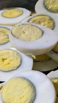 Aprenda por que a gema do ovo pode ficar com uma borda verde e descubra se ela pode ser consumida