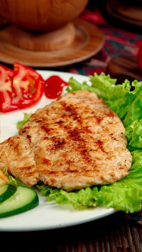 Aprenda como fazer uma marinada simples para deixar o frango mais macio, suculento e saboroso