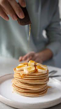 Aprenda fazer panquecas de limão com ricota e maçãs caramelizadas para dias especiais