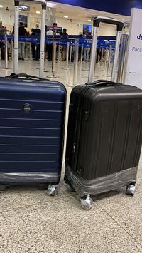Especialistas em viagens explicam por que colocar fita adesiva nas rodas da mala pode ser um truque útil