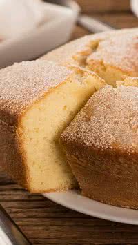 Descubra a receita irretocável de avó: o bolo de fubá mais fofinho que você vai provar