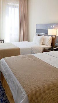 Veja o segredo por trás dos vários travesseiros e do lençol extra nas camas de hotel