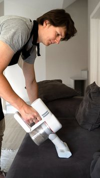 Aprenda este truque simples para limpar o sofá em casa sem gastar com lavagem a seco