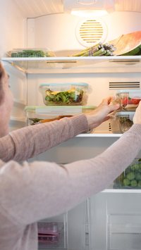 Aprenda onde guardar cada alimento na geladeira para evitar contaminação