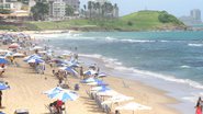 Apesar do tempo nublado, soteropolitanos aproveitam praia
