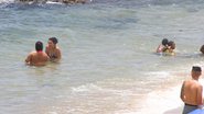 Apesar do tempo nublado, soteropolitanos aproveitam praia