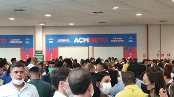 Imagem Apoiadores de ACM Neto se aglomeram no Centro de Convenções em lançamento de pré-candidatura