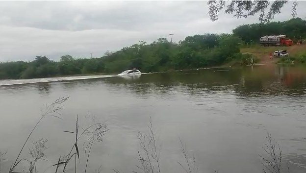 Imagem Chuvas na Bahia: Carro “morre” em barragem do rio Jacuípe e força da água quase arrasta família