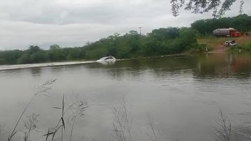 Imagem Chuvas na Bahia: Carro “morre” em barragem do rio Jacuípe e força da água quase arrasta família