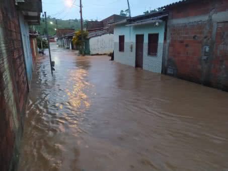 Imagem Barragens se rompem, inundam casas e deixam desabrigados no interior da Bahia