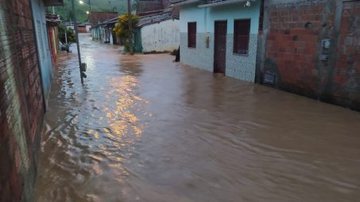 Imagem Barragens se rompem, inundam casas e deixam desabrigados no interior da Bahia