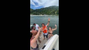 Imagem Bolsonaro aparece dançando funk em lancha; assista ao vídeo