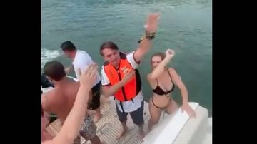 Bolsonaro dançando funk em lancha durante férias no Guarujá - Reprodução/Twitter