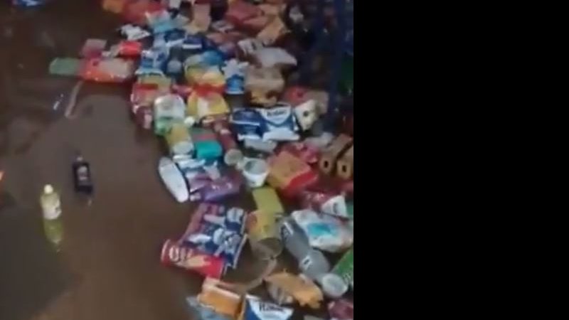 Alimentos boiam em supermercado de Itororó invadido por água da chuva - Leitor BNews