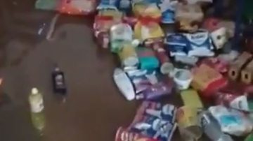 Alimentos boiam em supermercado de Itororó invadido por água da chuva - Leitor BNews
