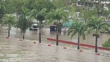 Água da chuva invade ponte em Itabuna - Leitor BNews