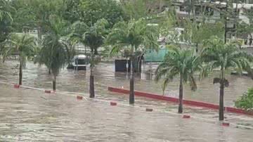 Água da chuva invade ponte em Itabuna - Leitor BNews