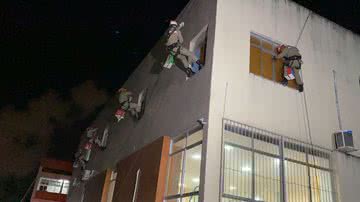 Bombeiros fazem rapel para entregar presentes de natal - Divulgação/Corpo de Bombeiros
