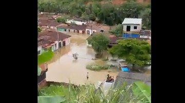 Famílias tentam salvar pertences da enchente em Teolândia, sul da Bahia - Reprodução/Twitter